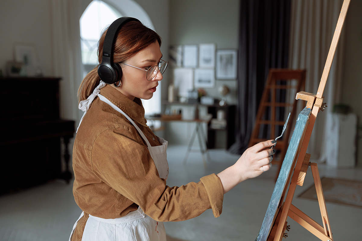 Woman - Girl - Female - Painter - Artist - Painting - Canvas - Palette Knife - Headphones - Music - Podcast - Listening - Art - Studio - Photo