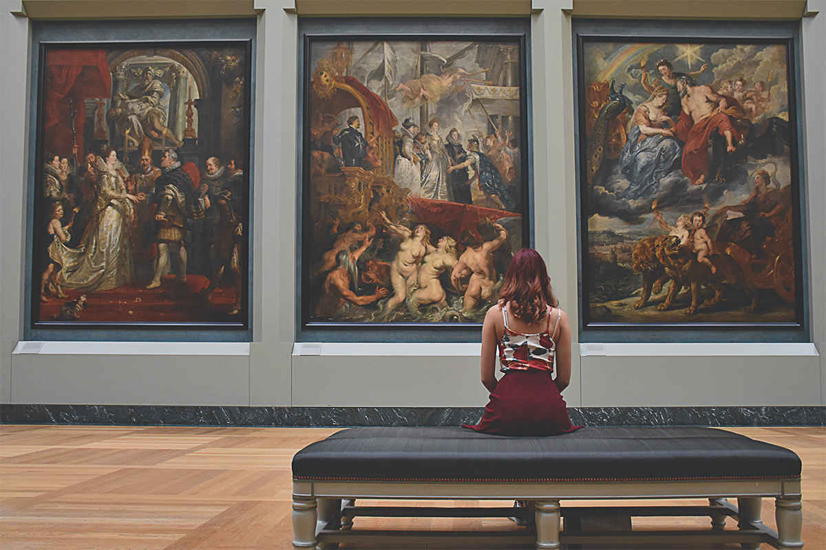 Woman - sitting - art - gallery - looking - at - art - paintings - art - history - photo - how - to